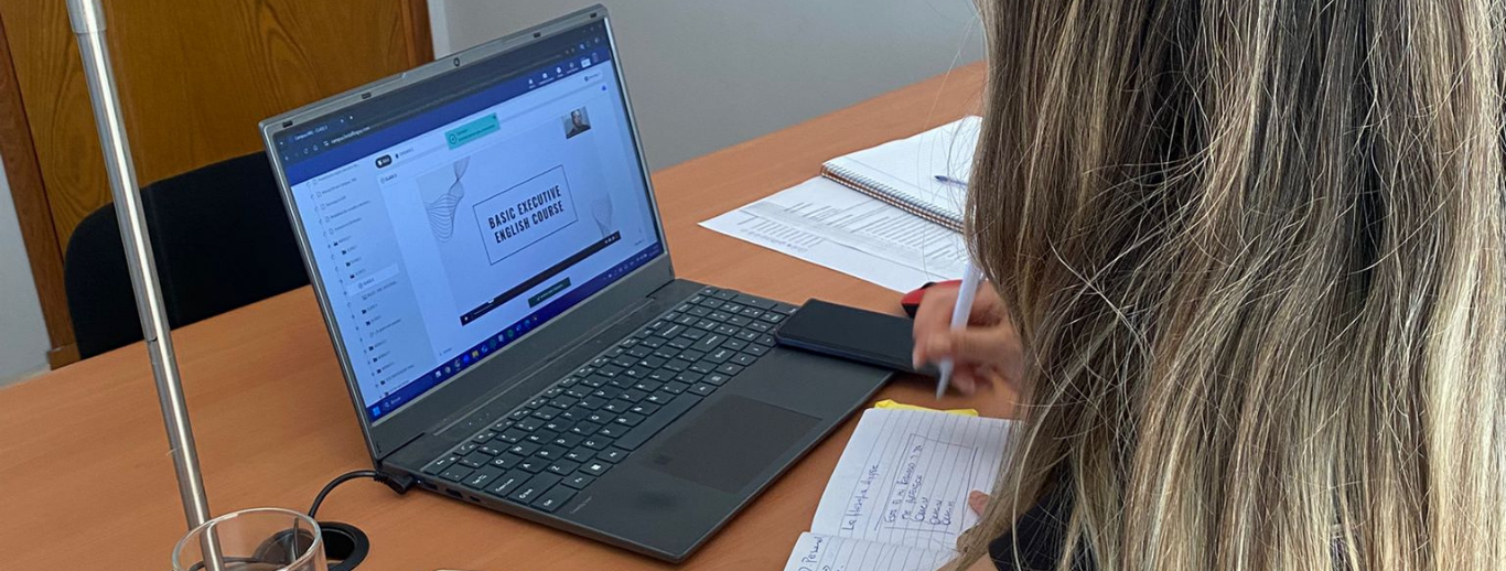 Equipo de Nivela trabajando en el diseño de una propuesta de formación