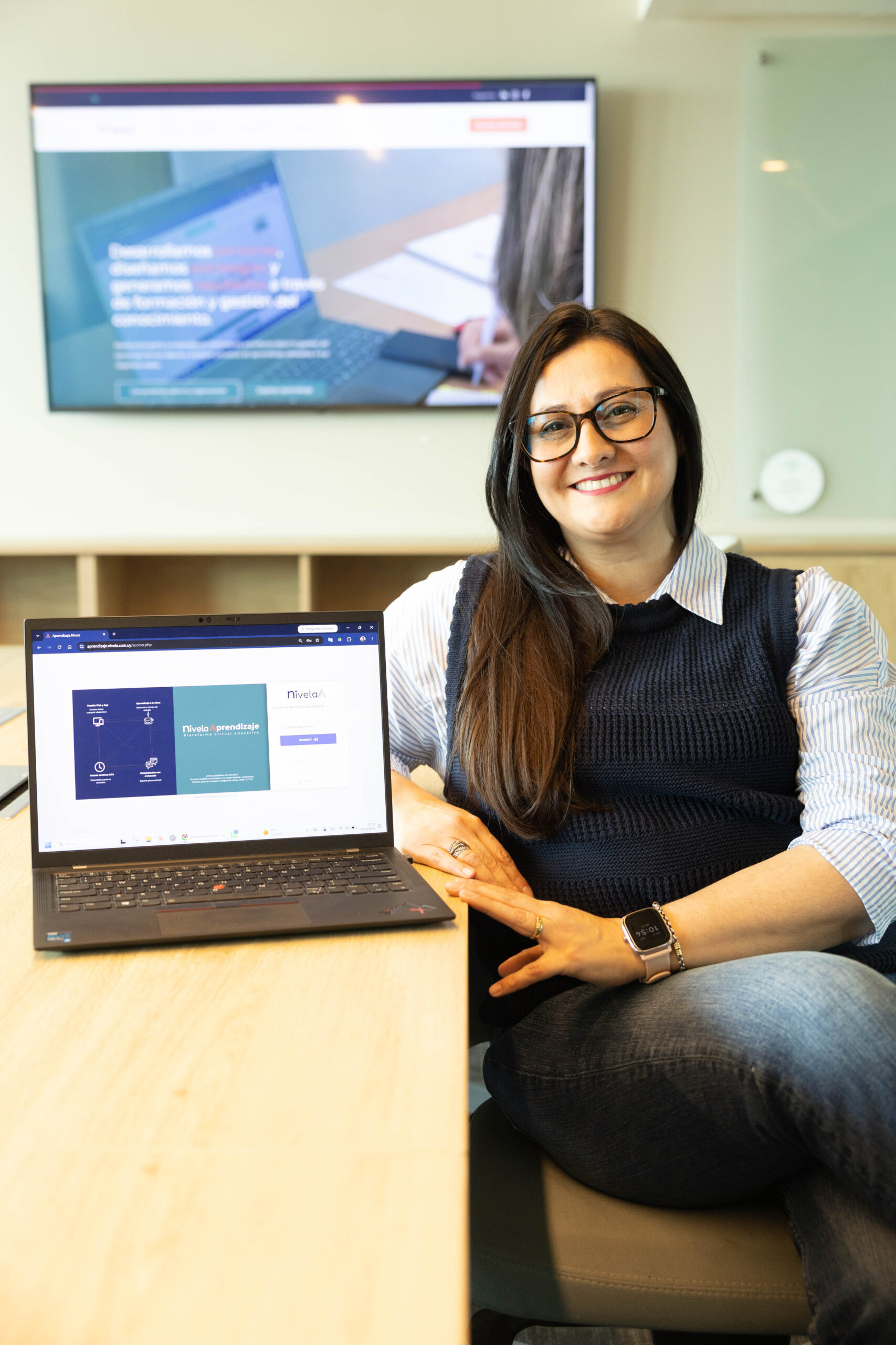 Laura Figueras, directora de Nivela, con la plataforma Nivela Aprendizaje